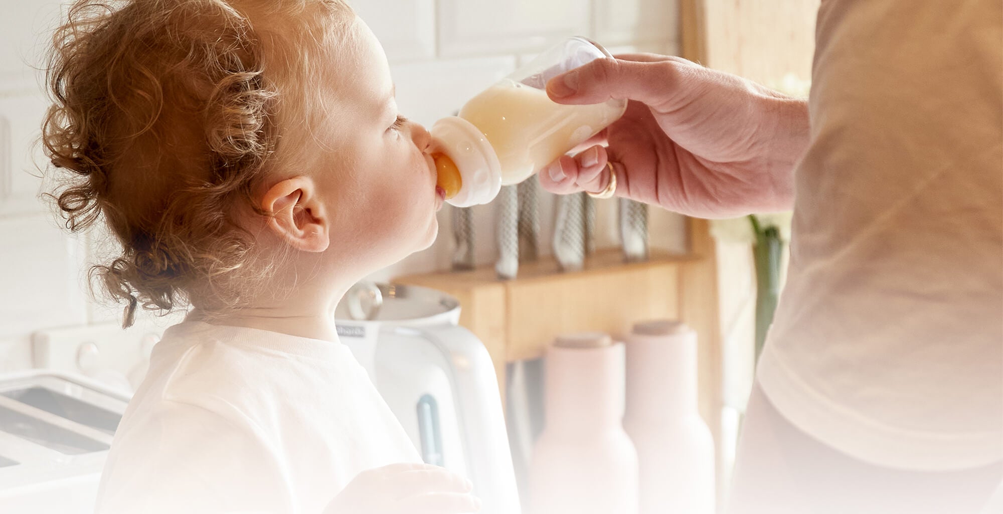 Baby wird mit Fläschchen gefüttert