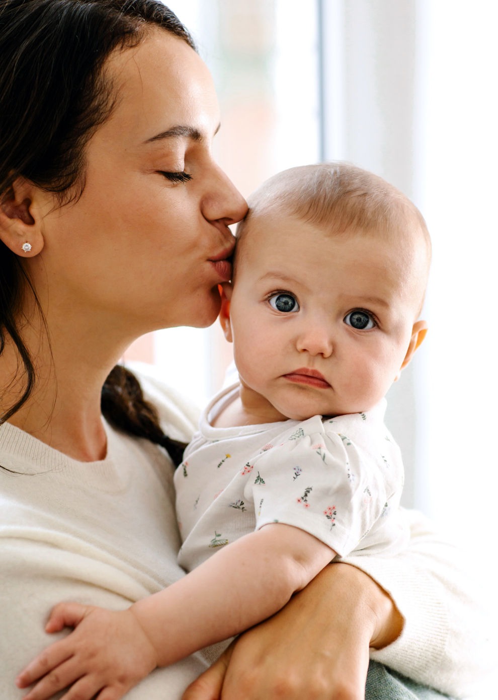 Mama küsst Baby