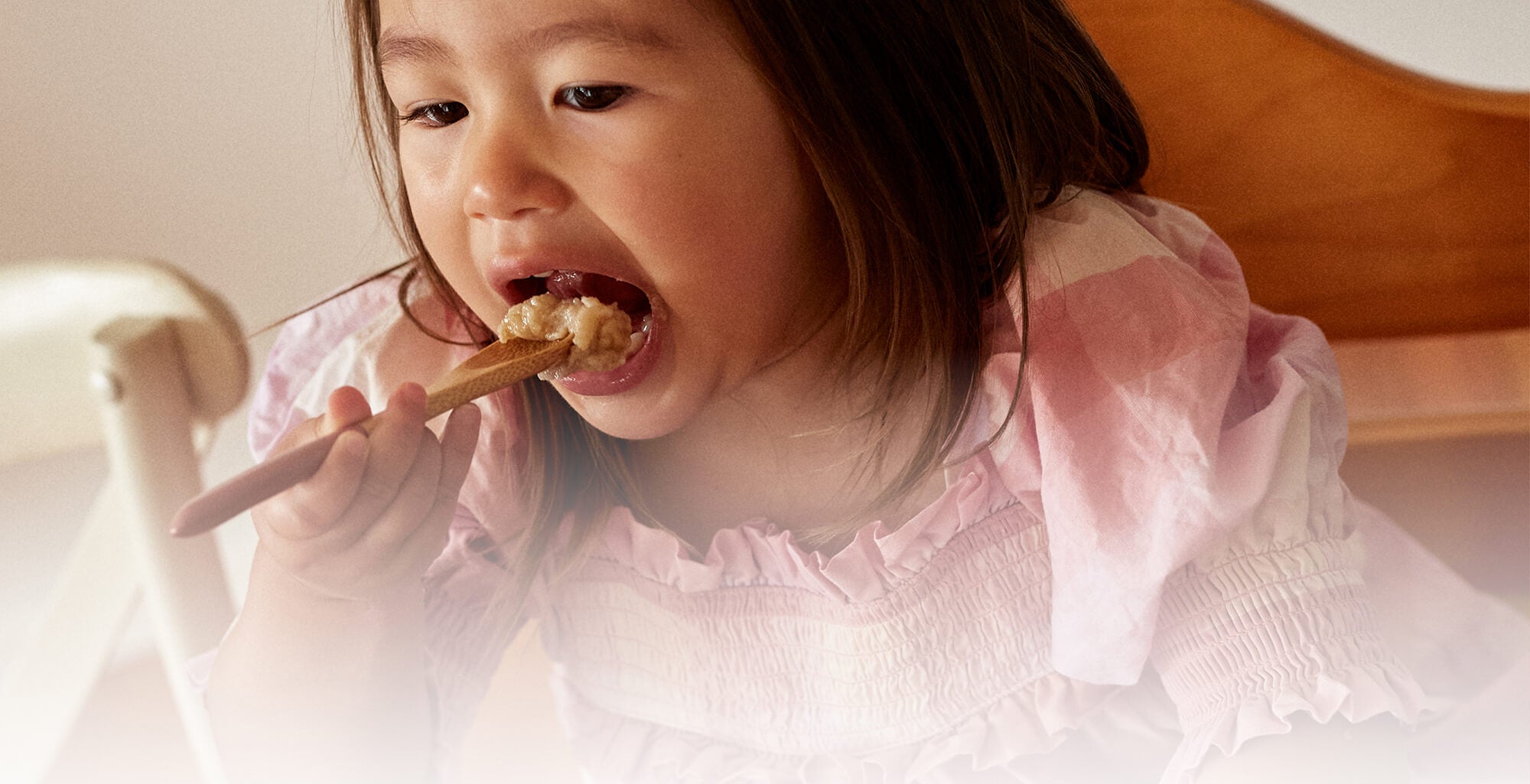 Mädchen ist Getreidebrei