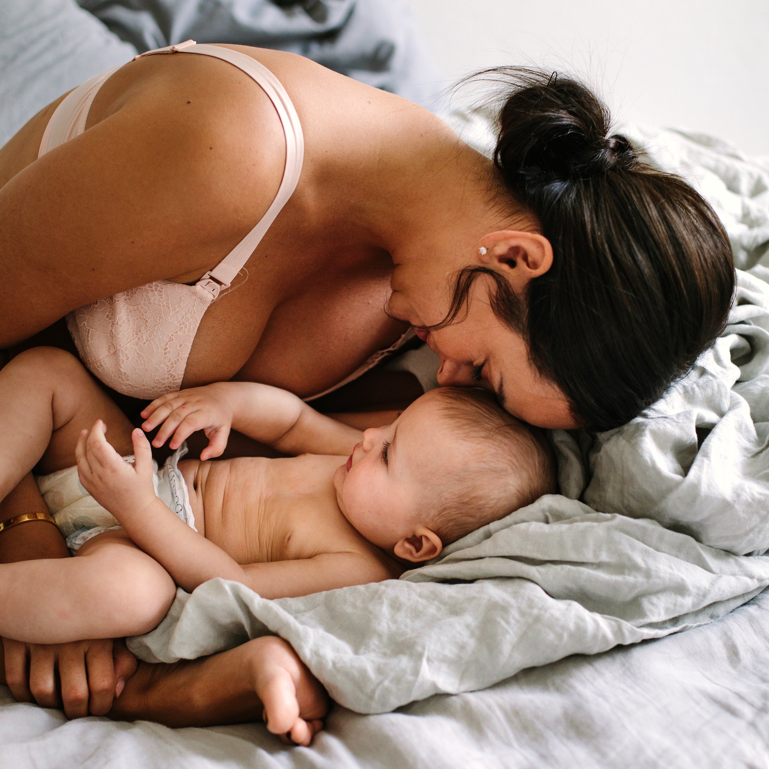 Mama kuschelt mit Baby